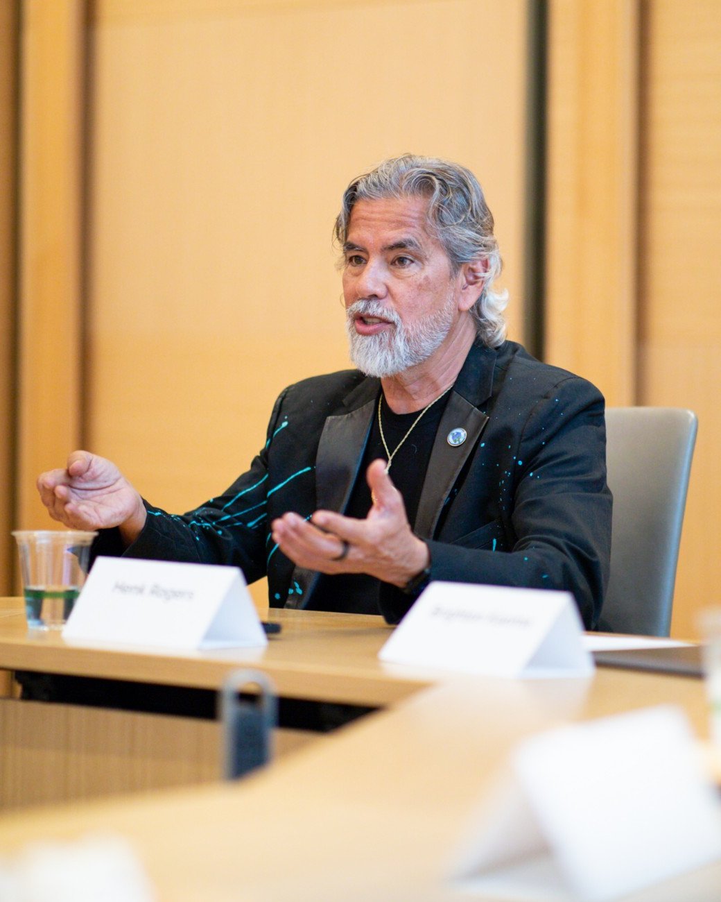 Henk Rogers speaking at an Amano So roundtable